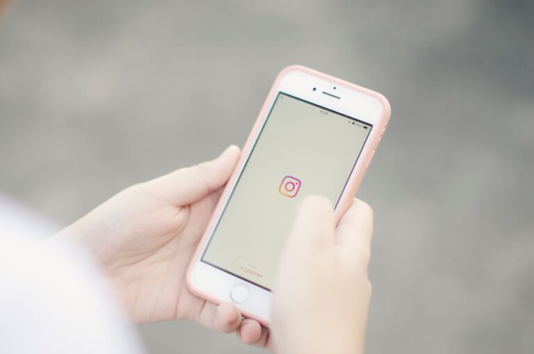 Celular exibindo aplicativos de redes sociais em ambiente corporativo