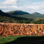 Extensa área com painéis solares fotovoltaicos instalados no Brasil