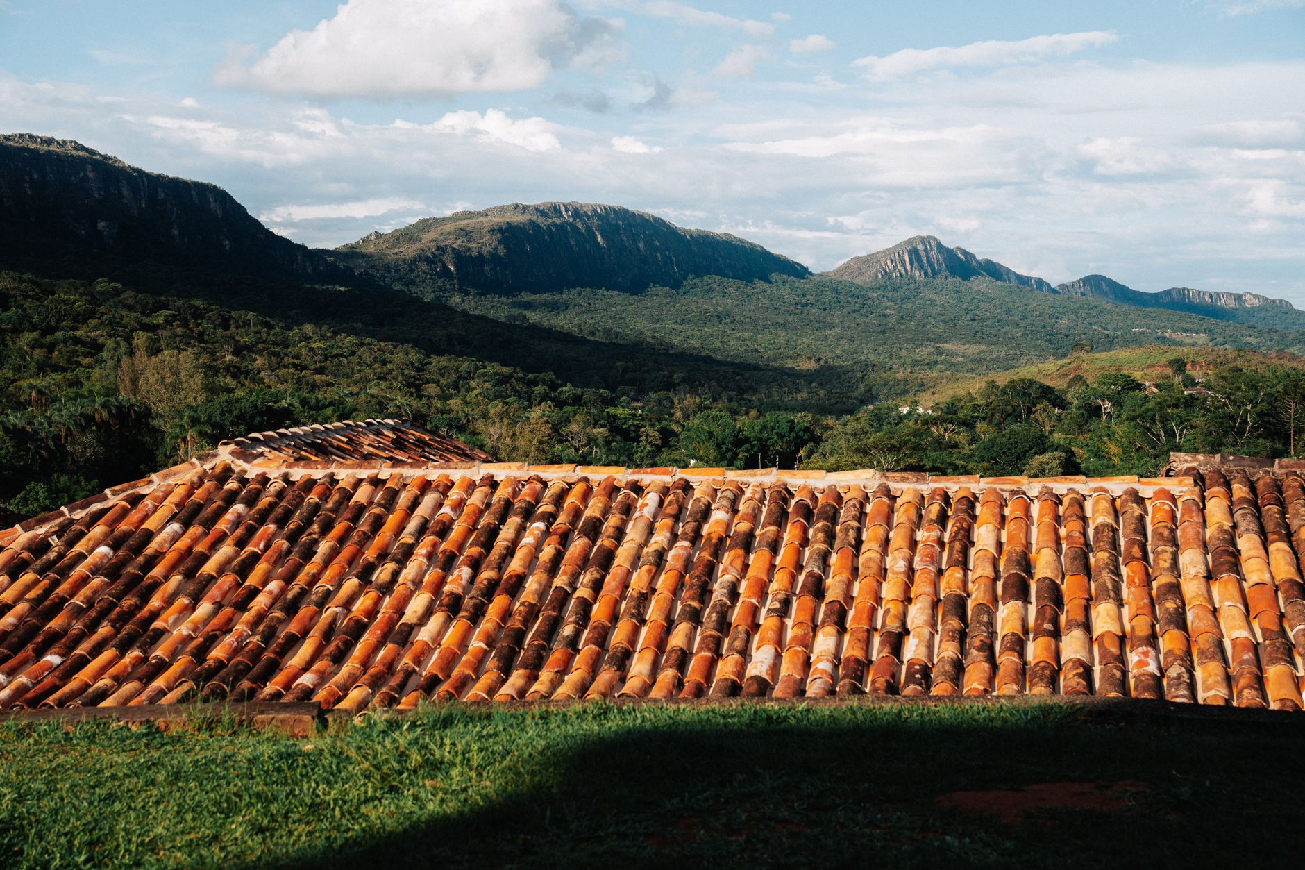 Extensa área com painéis solares fotovoltaicos instalados no Brasil