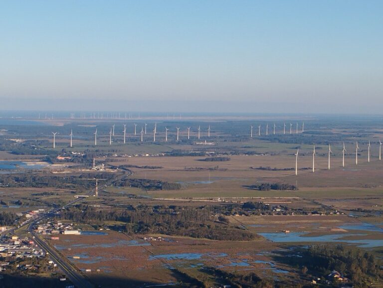 Parque de energia solar e eólica integrado à infraestrutura tecnológica no Brasil