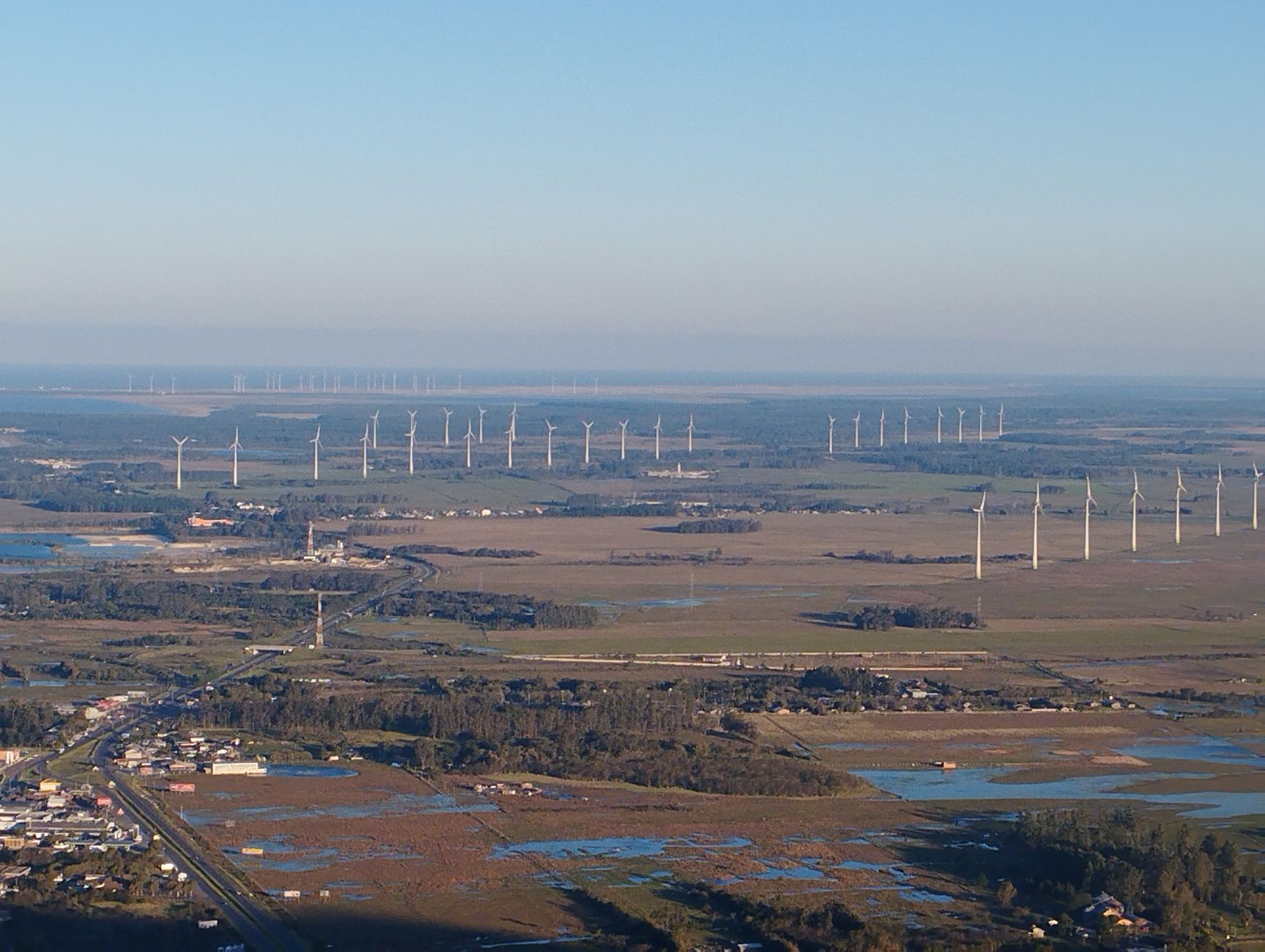 Parque de energia solar e eólica integrado à infraestrutura tecnológica no Brasil