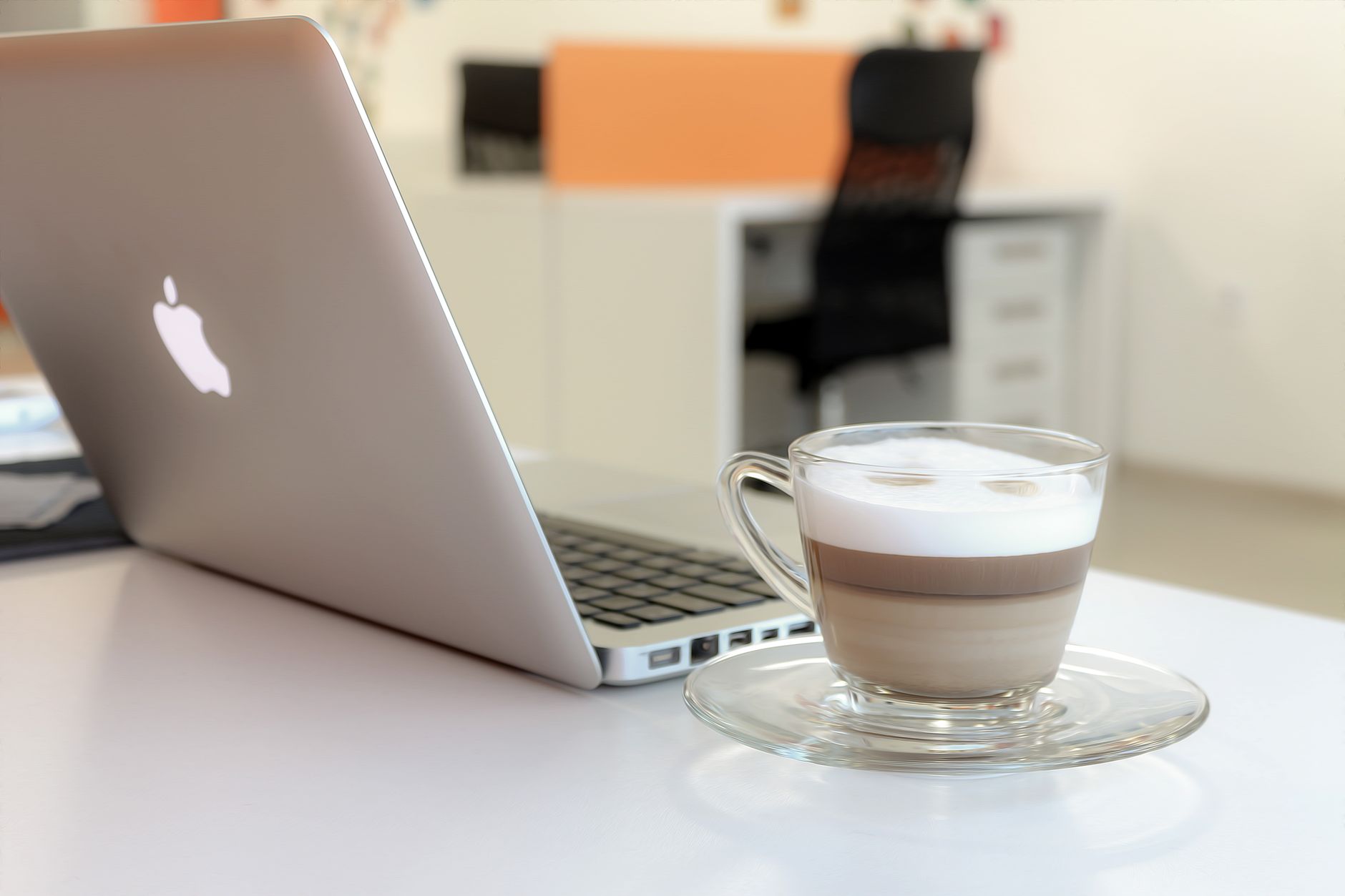 Ambiente de inovação e tecnologia em escritório de startups e gestão pública